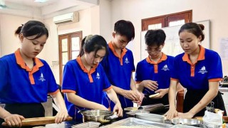 SINH VIÊN TRƯỜNG CAO ĐẲNG DU LỊCH VÀ CÔNG THƯƠNG HÀO HỨNG HỌC NẤU ĂN TẠI PHÒNG THỰC HÀNH BẾP