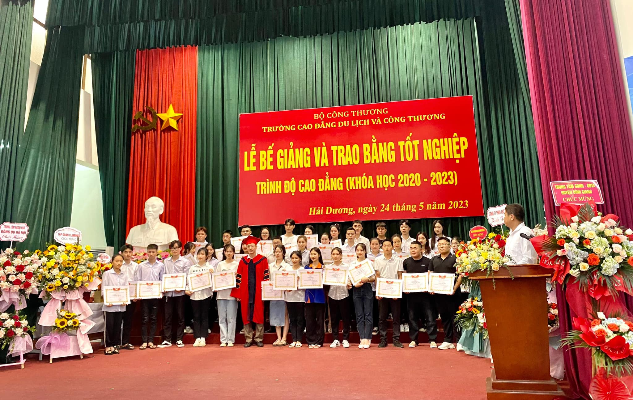 Trao bằng khen cho các em sinh viên có hoàn cảnh khó khăn và thành tích học tập tốt