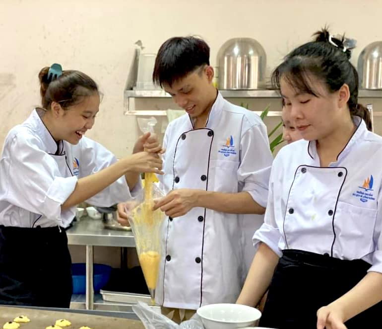 Sinh viên vui vẻ làm các công việc trong buổi học thực hành