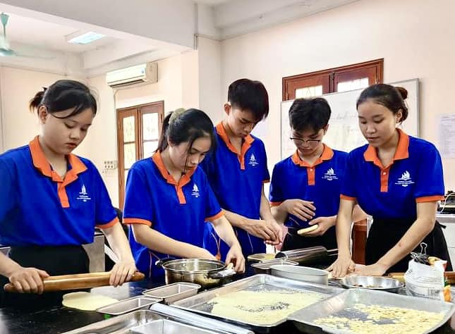 Sinh viên Trường Cao đẳng Du lịch và Công thương tại buổi học thực hành nấu ăn